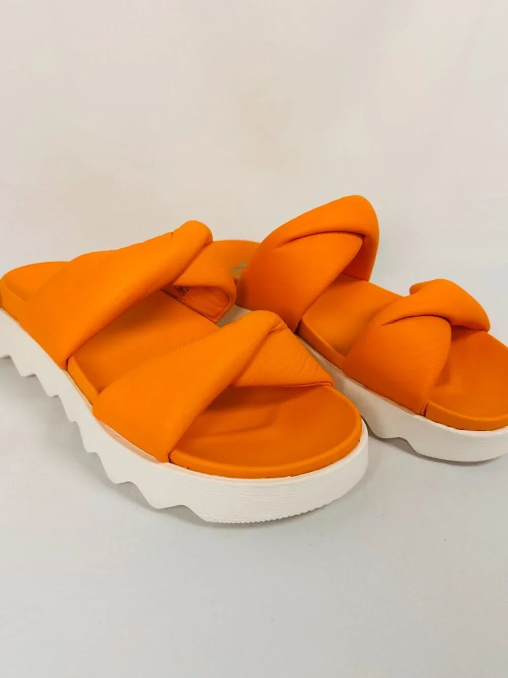 SOREL Viibe Twist Orange Leather Puffy Slide Platform Lug Sandal Sz 6.5